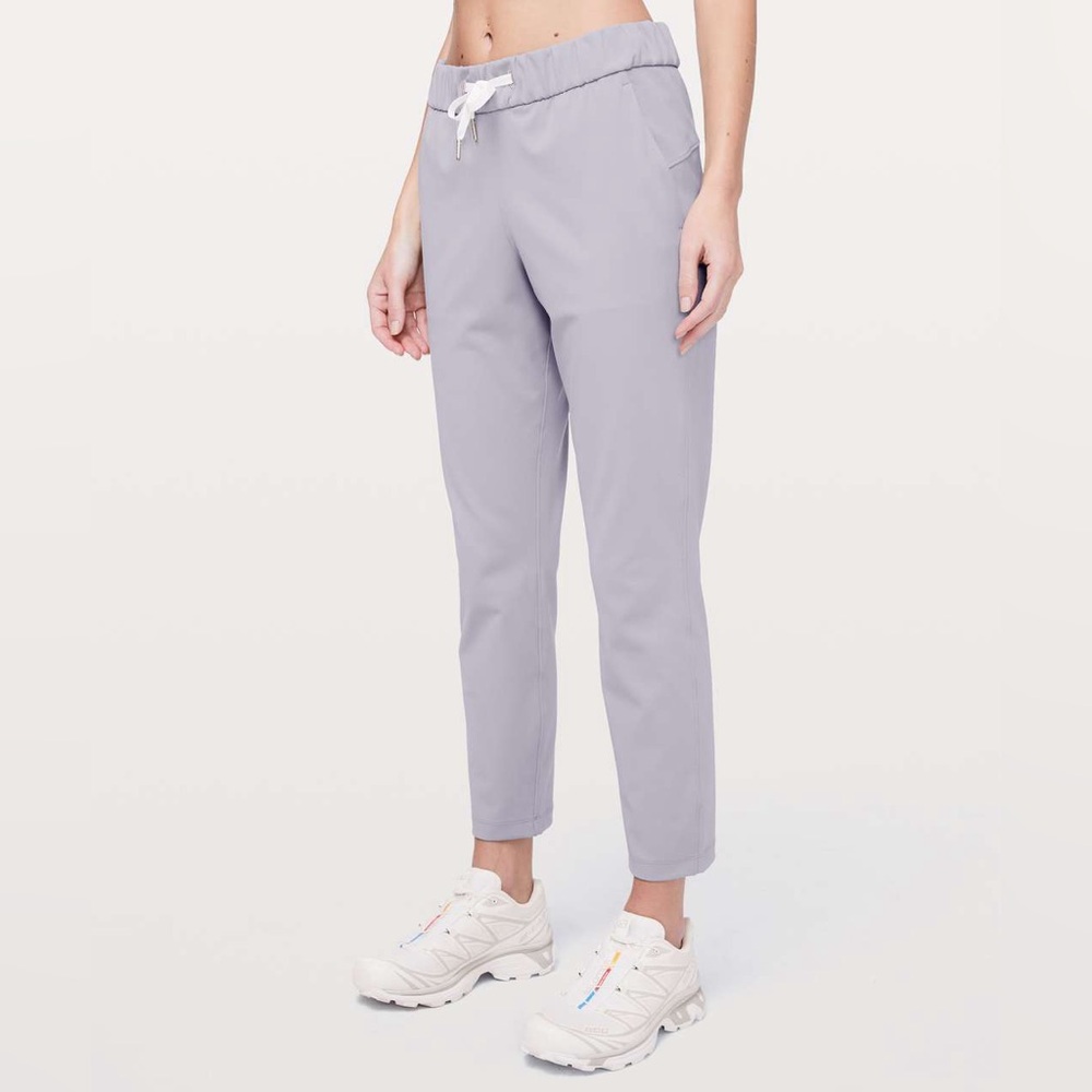 NEW WITH TAGS- Lululemon On the Fly 7/8 Pant-
Silverscreen (size 4)